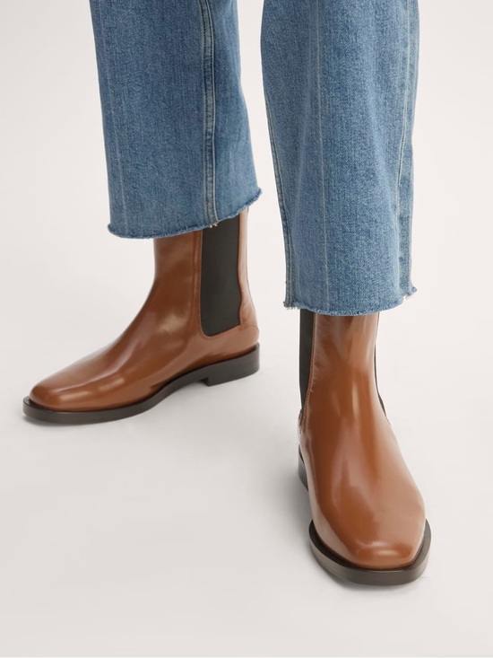 Shoes - Everlane Chelsea Boot in Rum, size 8